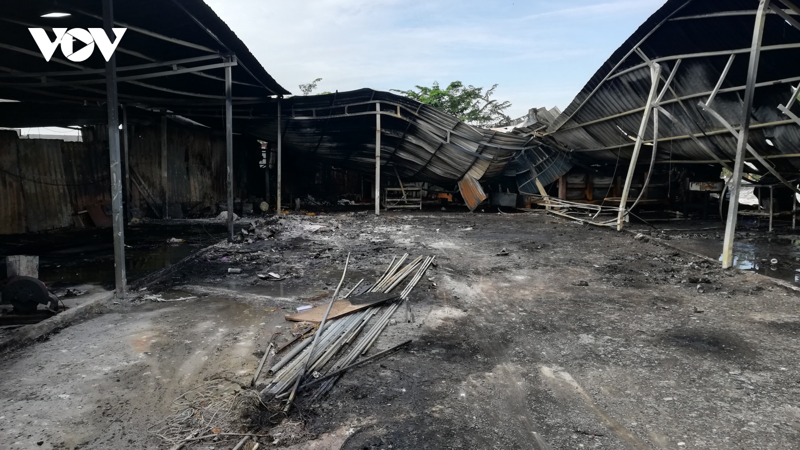 Cháy xưởng phế liệu ở quận 9 (TP.HCM), toàn bộ vật dụng bị thiêu rụi